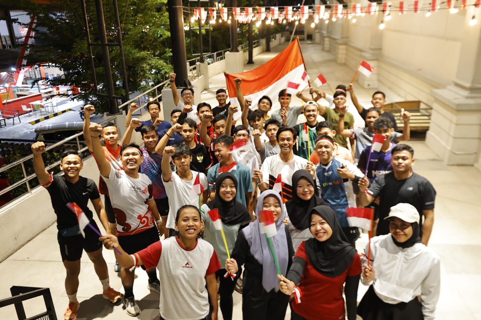 Foto 2 dari 3: Berlari Sambil Kibarkan Bendera Jadi Cara Madiun Runners Rayakan Hari Kemerdekaan