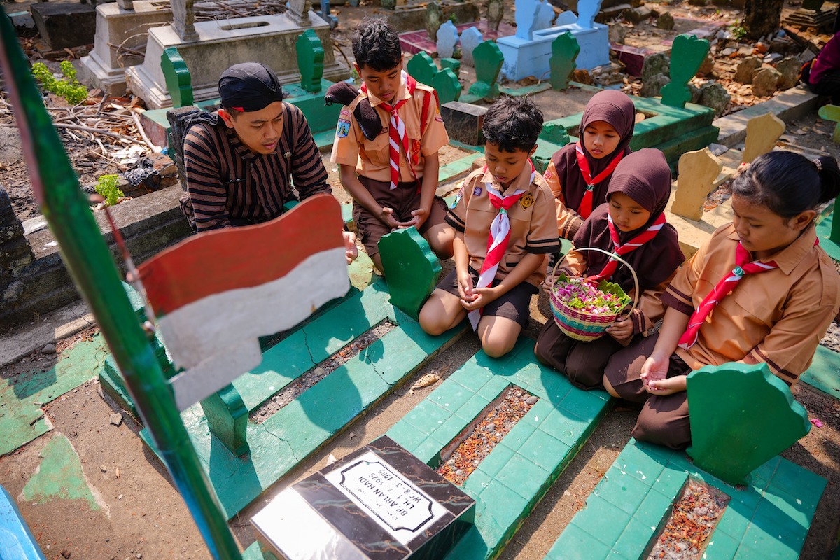 Foto 4 dari 6: Jelang Hari Pahlawan, Siswa SDN 01 Nambangan Lor Ziarah Makam Pejuang Di Pemakaman Umum