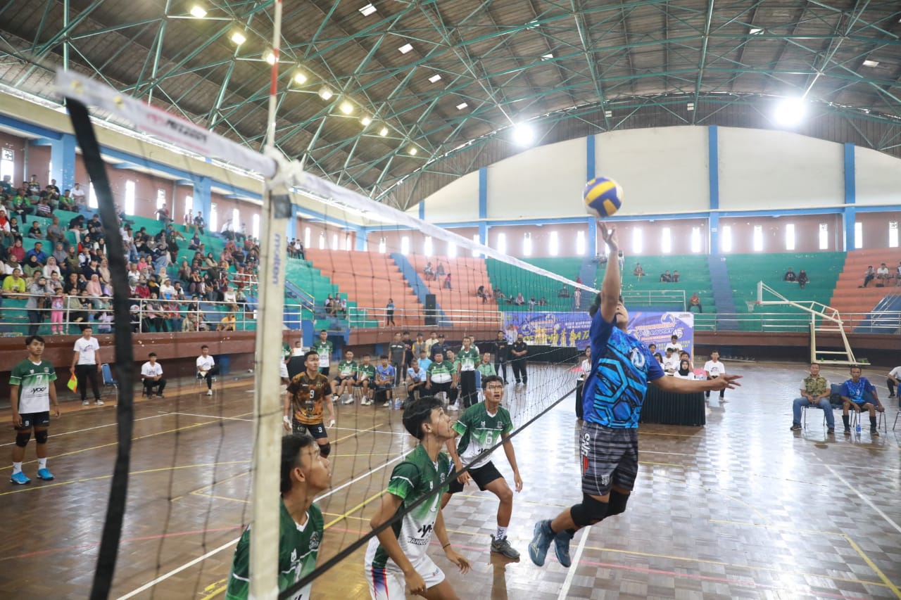 Foto 1 dari 13: Tutup Turnamen Bola Voli Antar Kelurahan, Wali Kota Bari Apresiasi Kepada Para Pemenang