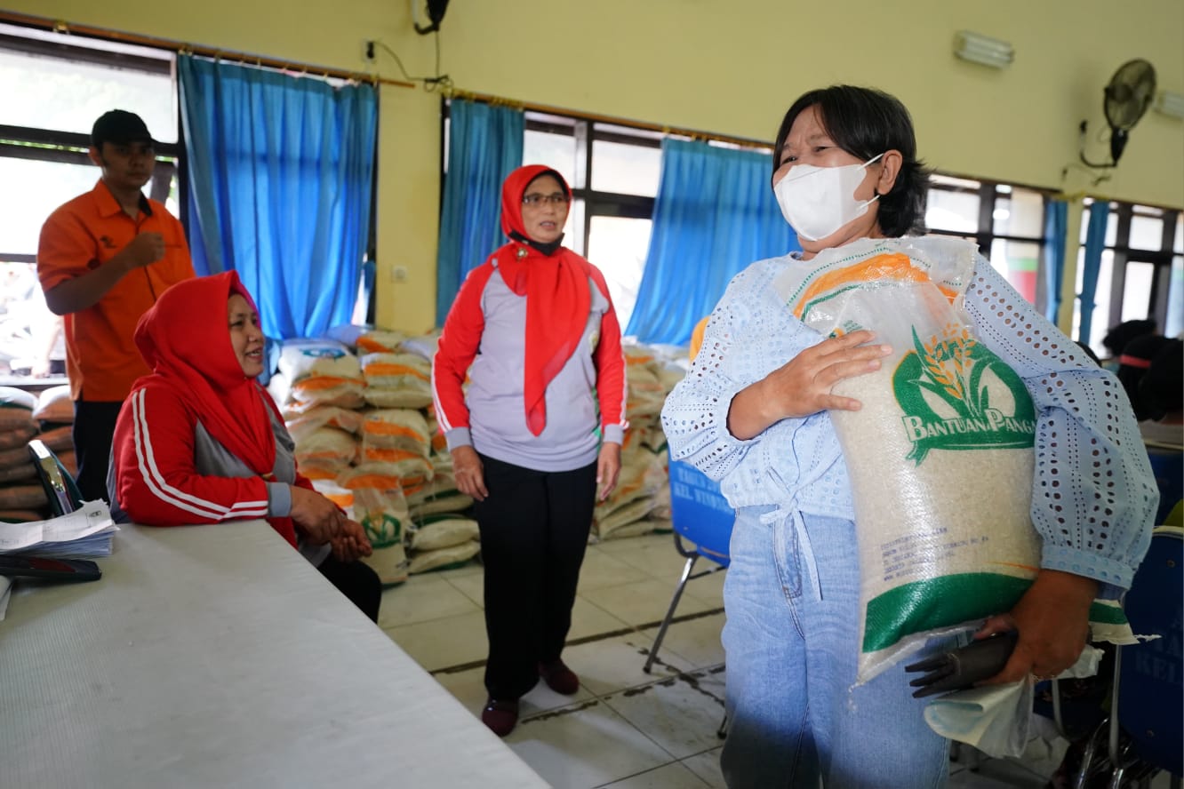 Foto 7 dari 10: Tekan Lonjakan Harga Bahan Pokok Jelang Lebaran, Pemerintah Salurkan Bantuan Pangan Bagi Masyarakat