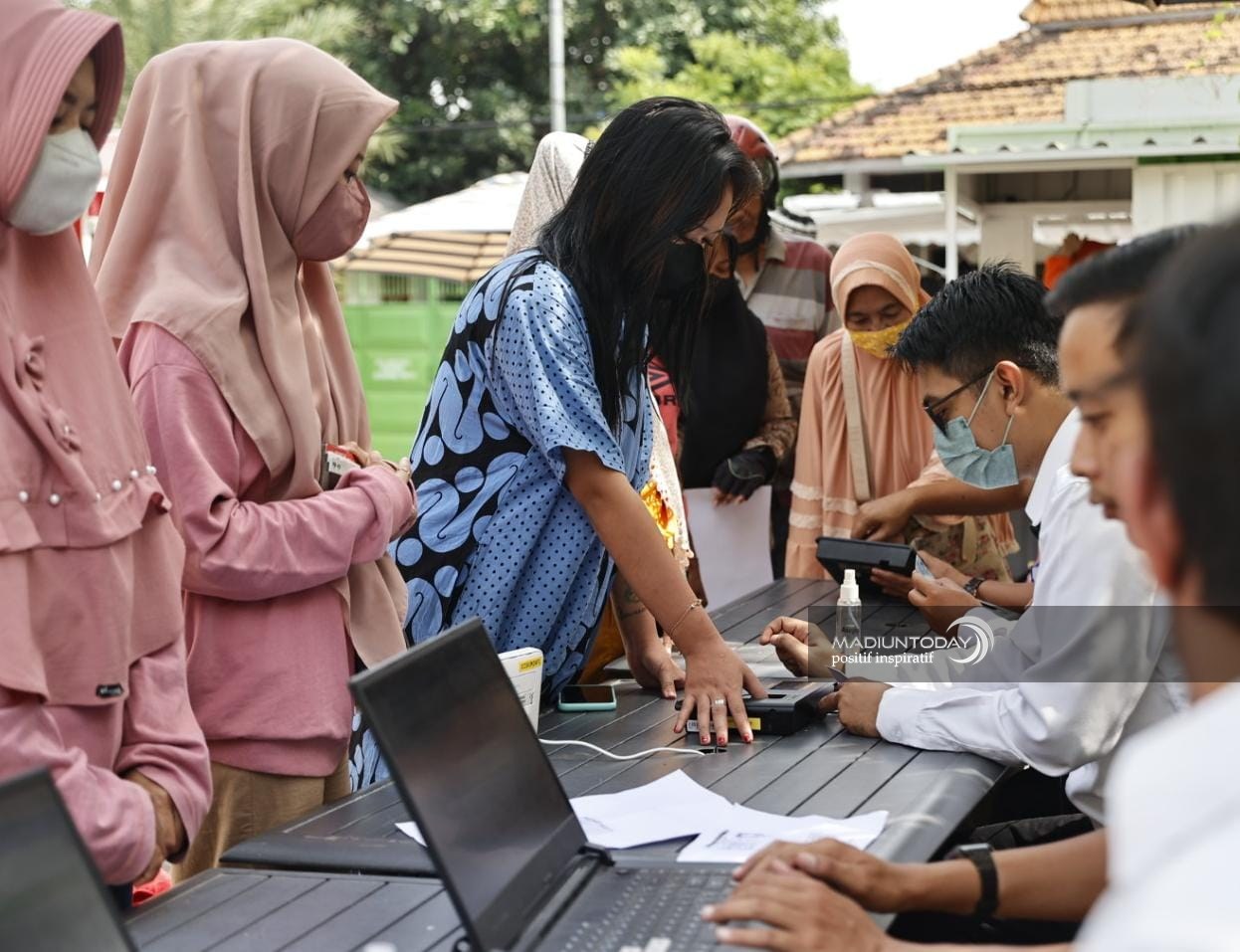 Foto 3 dari 7: Wartek Inflasi Juga Sediakan Telur, Ada Pakaian Gratis Bagi Pembeli