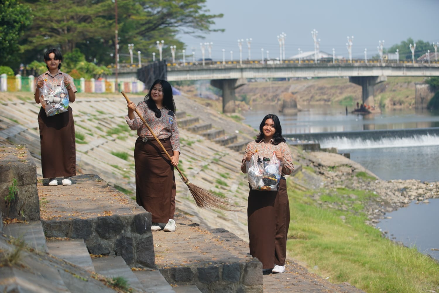Foto 7 dari 7: Keren! Tiga Remaja di Kota Madiun Ini Isi Waktu Luang dengan Bersihkan Sampah di Taman Lalu Lintas Bantaran