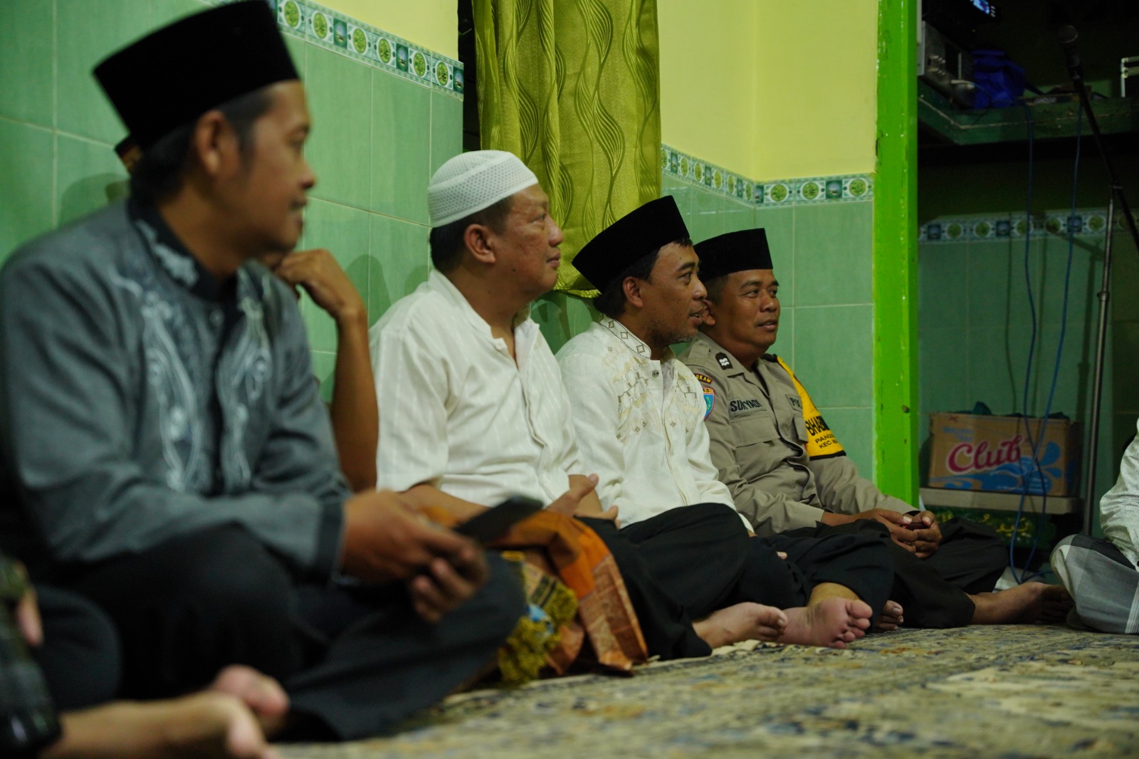 Foto 9 dari 10: Salat Isya di Musala Baitul Adzim gang Lodayan, Wali Kota Ajak Warga Makin Optimalkan Kawasan PRC