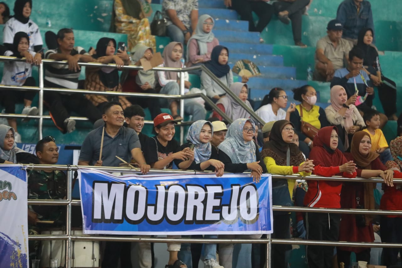Foto 12 dari 13: Tutup Turnamen Bola Voli Antar Kelurahan, Wali Kota Bari Apresiasi Kepada Para Pemenang
