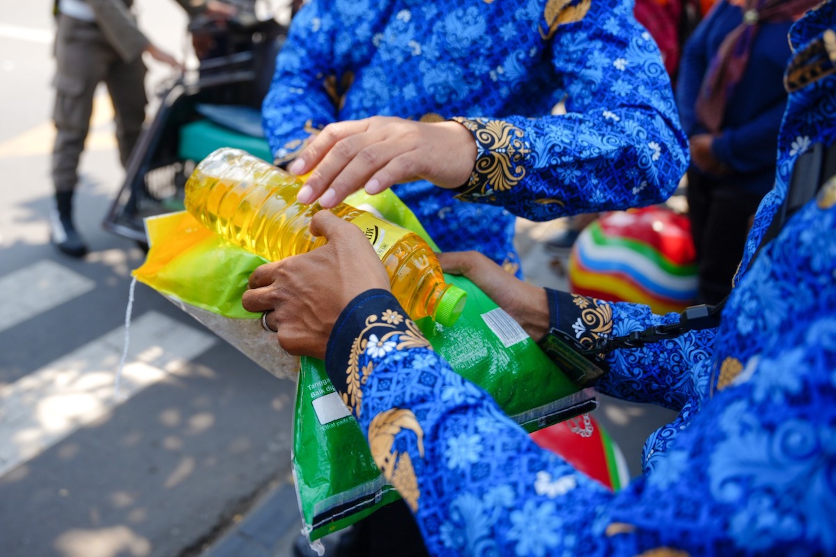 Foto 8 dari 8: Amalkan Sila ke Lima, Wali Kota Bagi-Bagi Sembako ke Tukang Becak Hingga Projasih