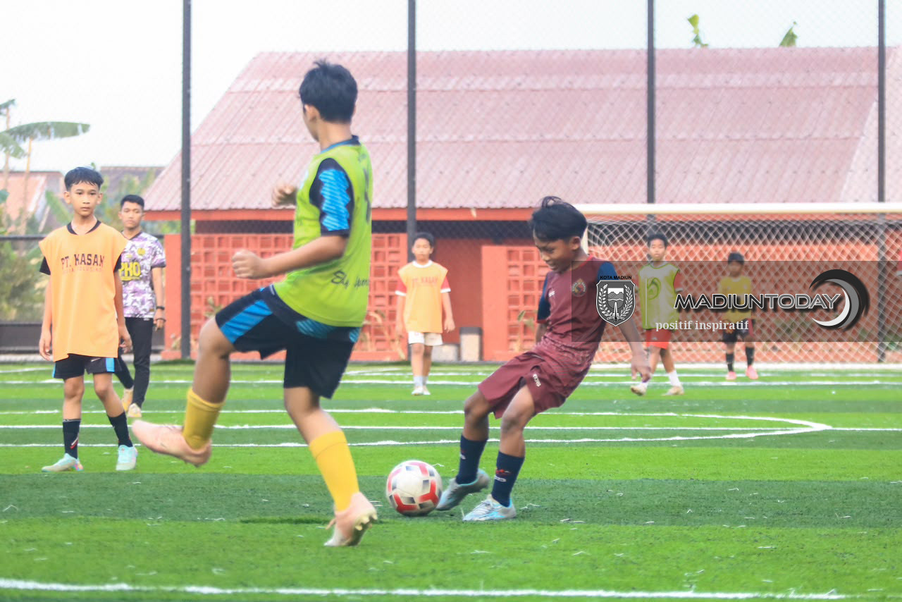 Foto 6 dari 10: Kantongi Puluhan Kejuaraan di Usia 10 Tahun, Pesepak Bola Cilik Kota Pendekar Ini Dipercaya Jadi Kapten di Ibu Kota