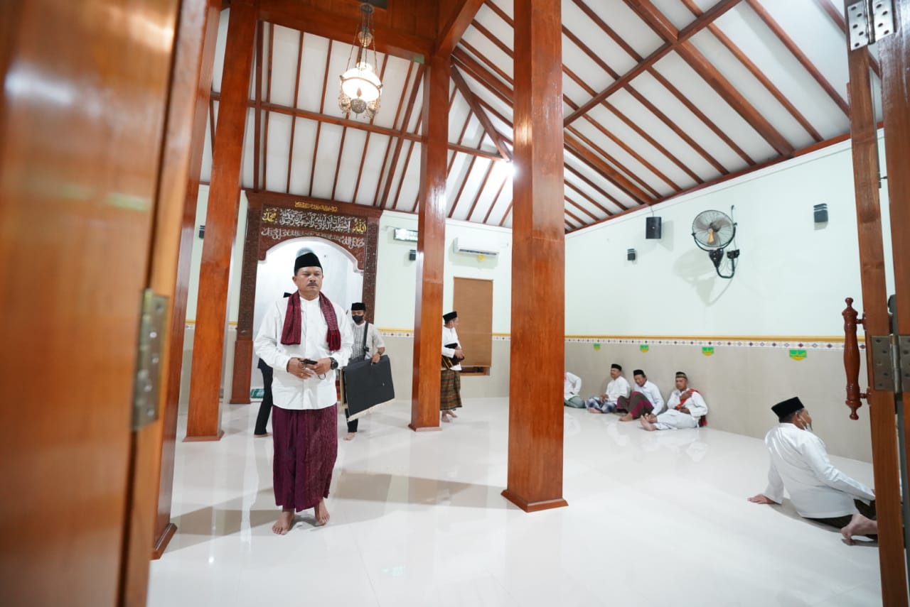 Foto 10 dari 10: Salat Isya di Masjid Al Mubarok, Wali Kota Bagikan Bibit Tanaman untuk Kemandirian Pangan