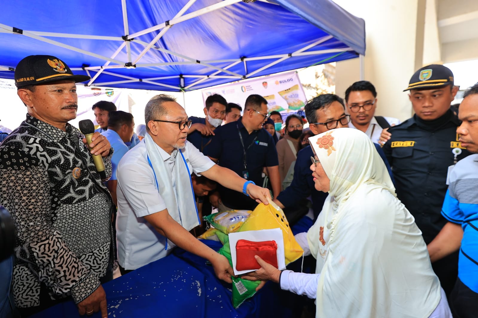 Foto utama berita: Tinjau Program Sembako Murah di PBM, Mendag Gratiskan 500 Paket Beras 5 Kilogram