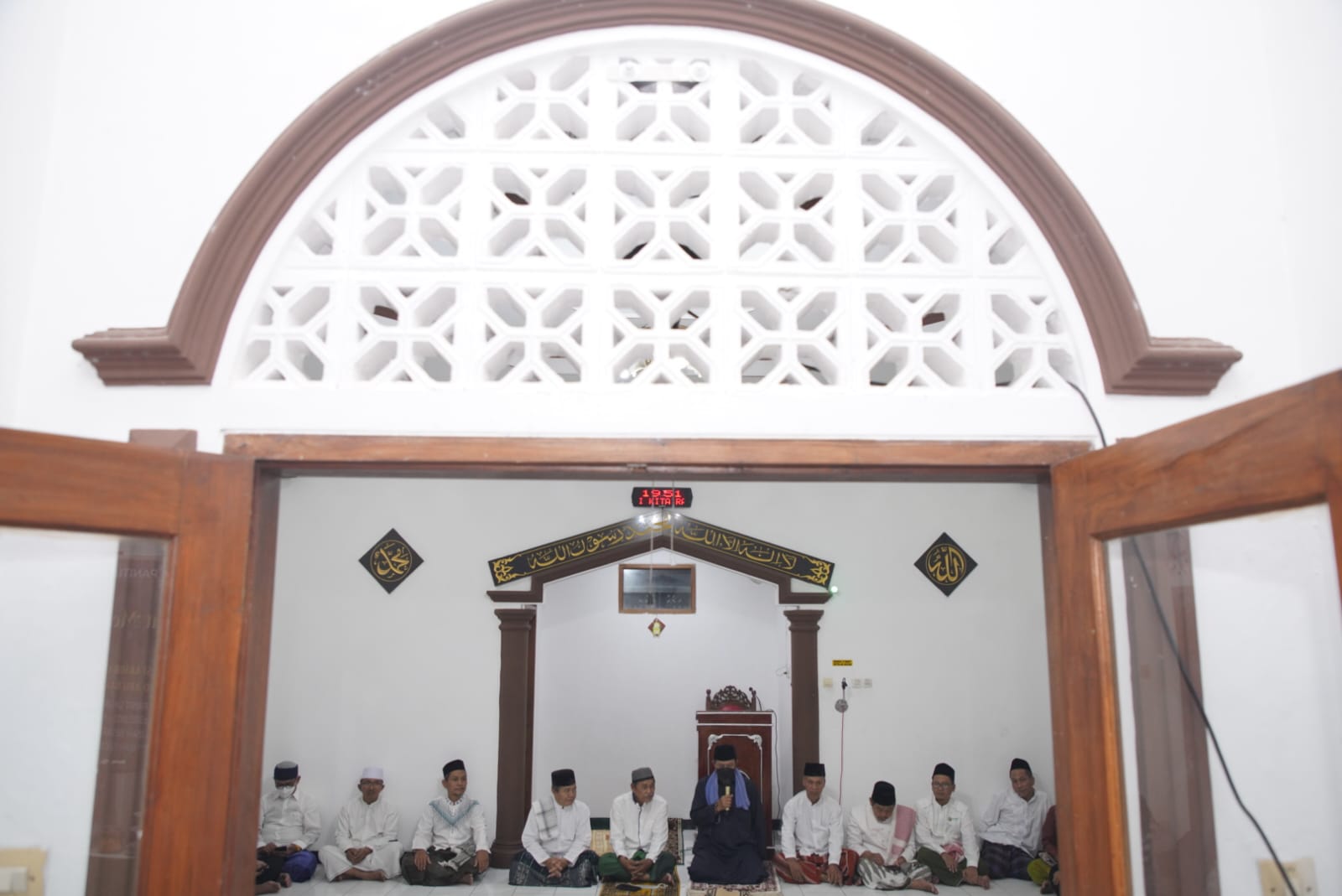 Foto 2 dari 10: Shalat Berjamaah Di Masjid Abu Bakar, Wali Kota Imbau Warga Ikut Jaga Kondusifitas Jelang Lebaran