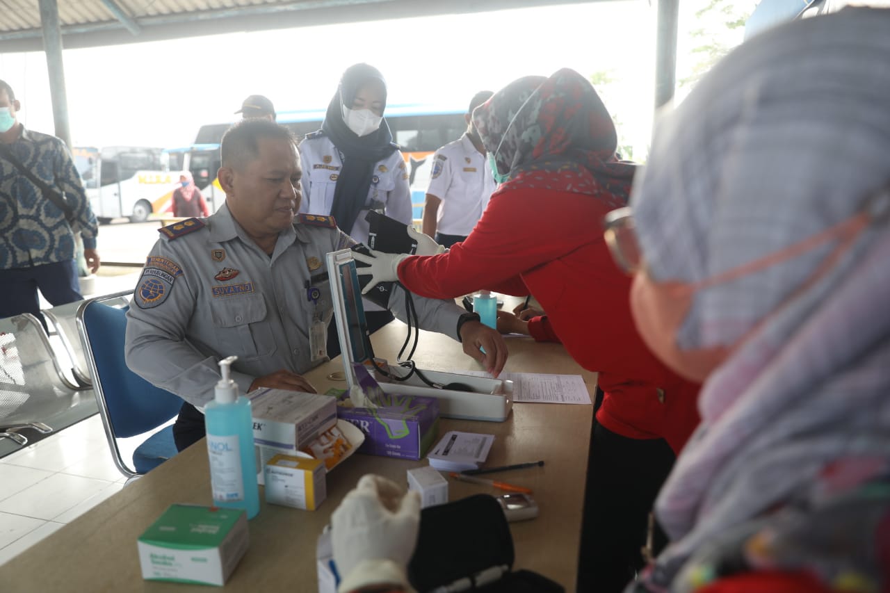 Foto 9 dari 10: Pantau Pemeriksaan Penyakit Paru Obstruksi Kronik Dinkes PPKB Di Terminal, Kemenkes Imbau Masyarakat Jauhi Asap Rokok