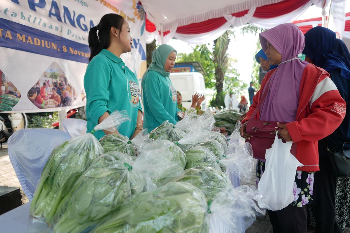 Foto 18 dari 19: Stabilisasi Harga Dan Stok Bahan Pangan, Pemprov Jatim - Pemkot Madiun Hadirkan Gerakan Pangan Murah