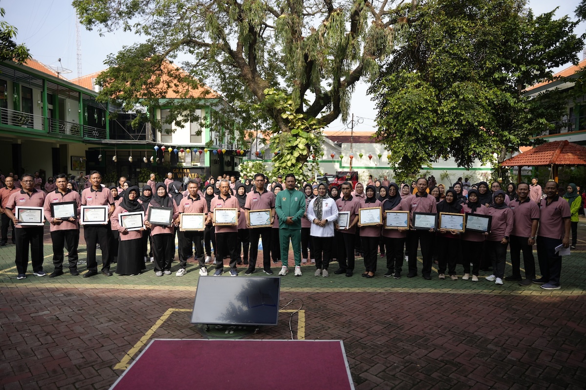 Foto 9 dari 9: Apel Penyerahan Rapor Pendidikan, Wali Kota Pesan Penguatan Sinergi Antar Lembaga Pendidikan