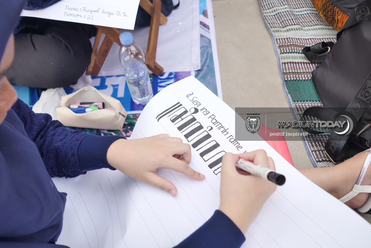 Foto 9 dari 18: 1.588 Pelajar Madiun Rawat Warisan Budaya Jawa Lewat Aksara dan Geguritan