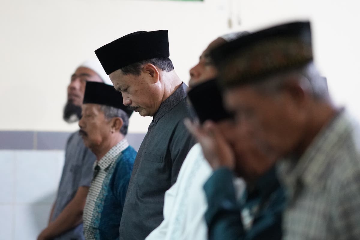 Foto 1 dari 9: Salat Isya di Musala Nurul Huda, Wali Kota Maidi Salurkan Sembako Hingga Bantuan Pembangunan Rp 30 Juta