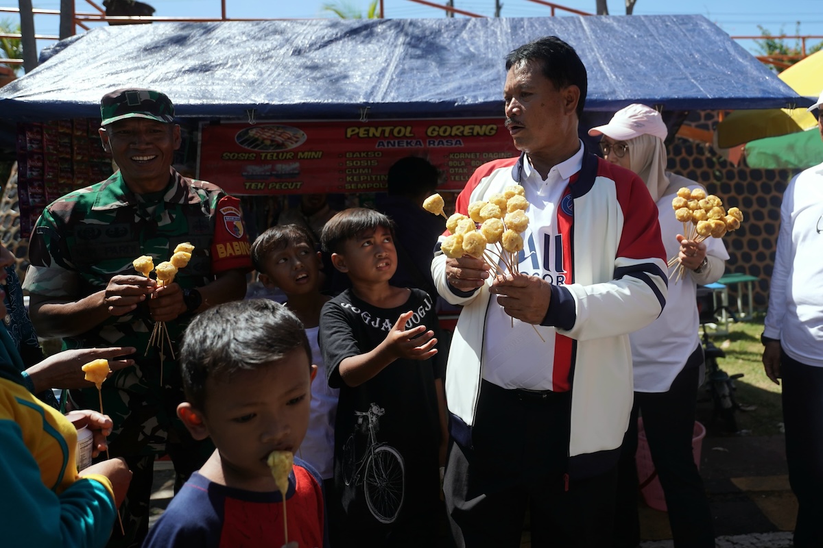 Foto 1 dari 9: Hore dapat Traktiran dari Pak Wali