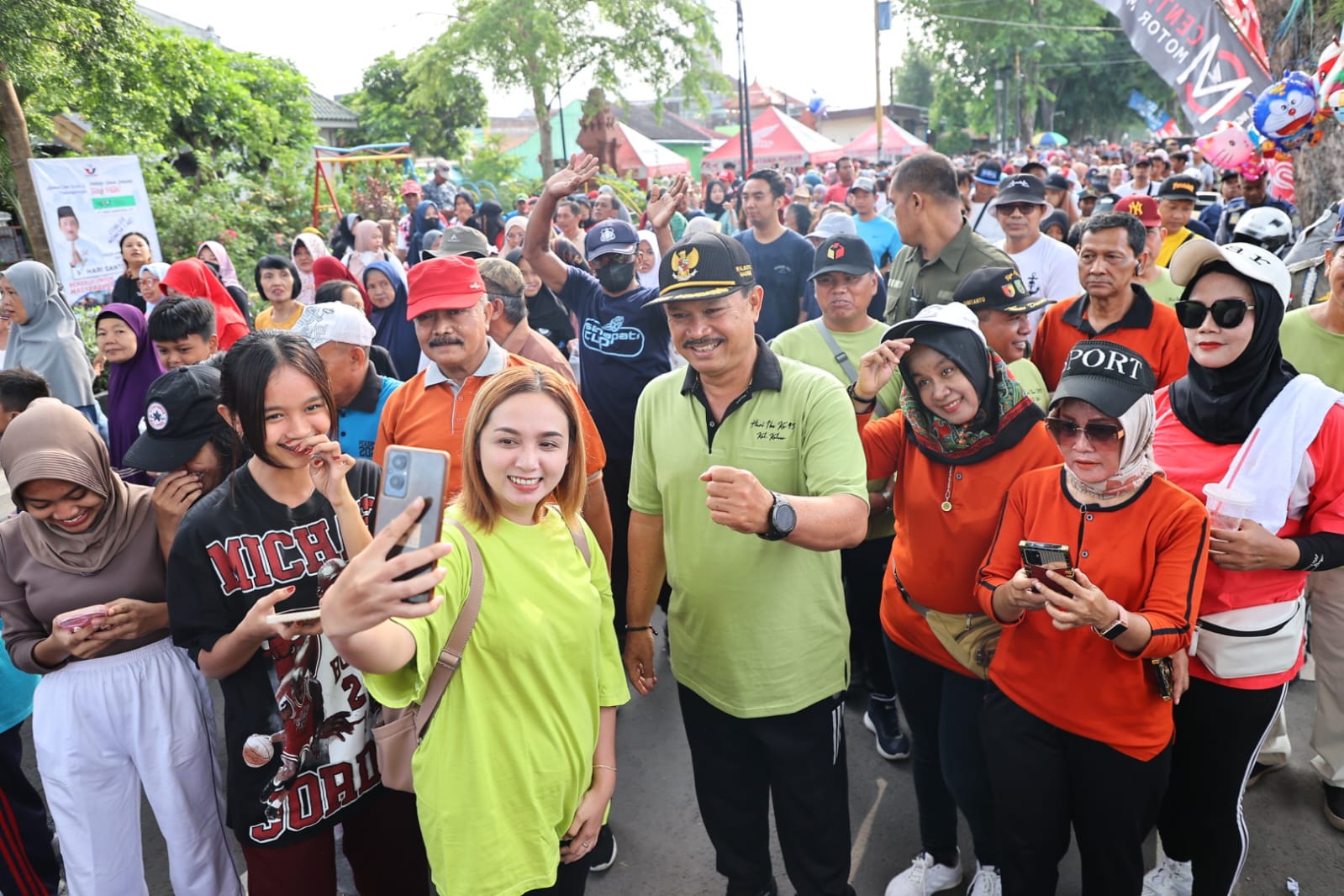 Foto 8 dari 9: Peringati Hari Ibu, Warga Kelurahan Kelun Gelar Jalan Santai Bersama Wali Kota