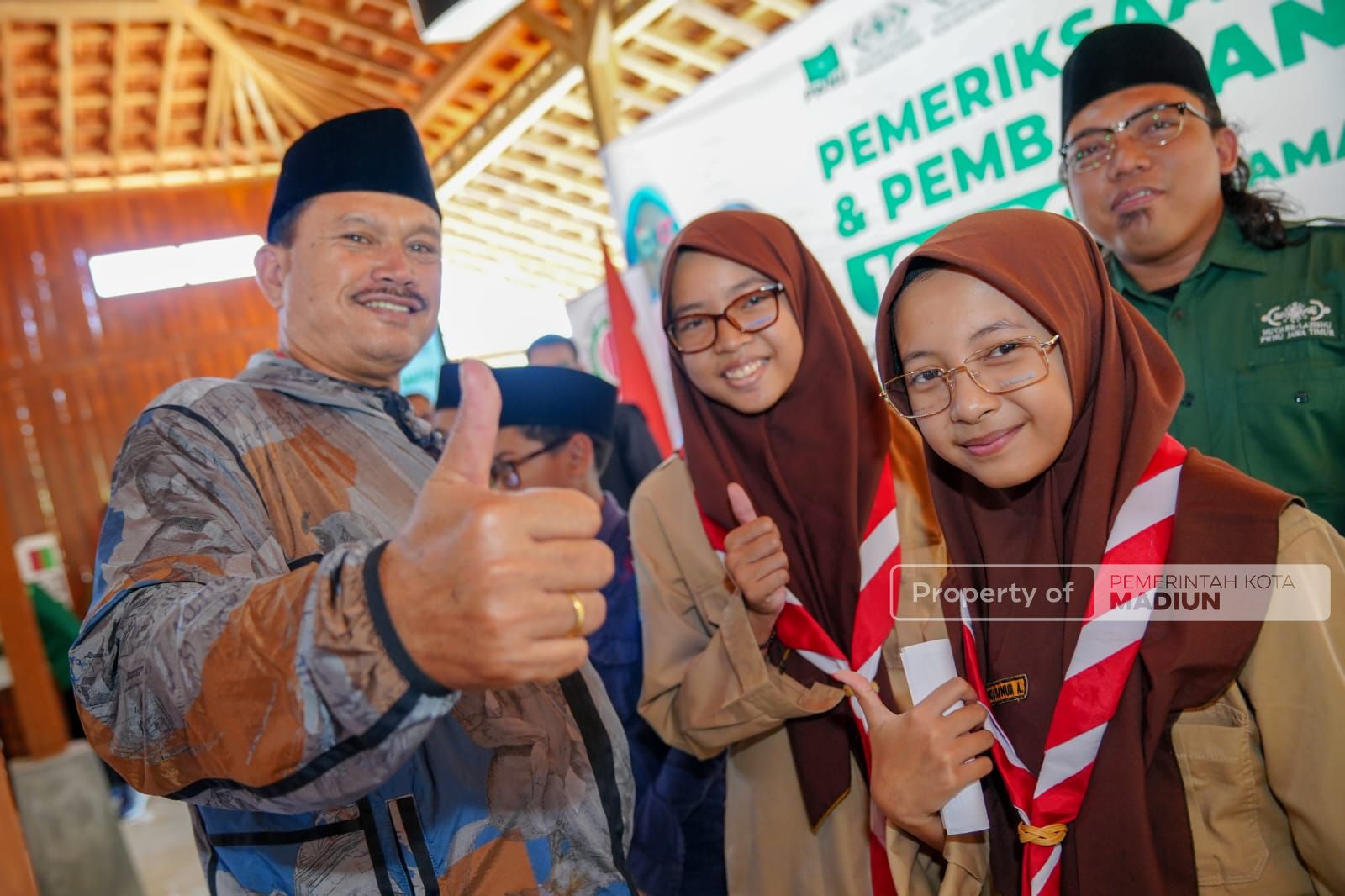 Iropin - Lazisnu Bagikan Kacamata Untuk Siswa, Wali Kota : Bantu Wujudkan Generasi Emas 2045