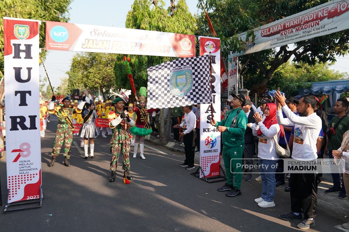 Wali Kota Berangkatkan Jalan Sehat Warga Nambangan Kidul