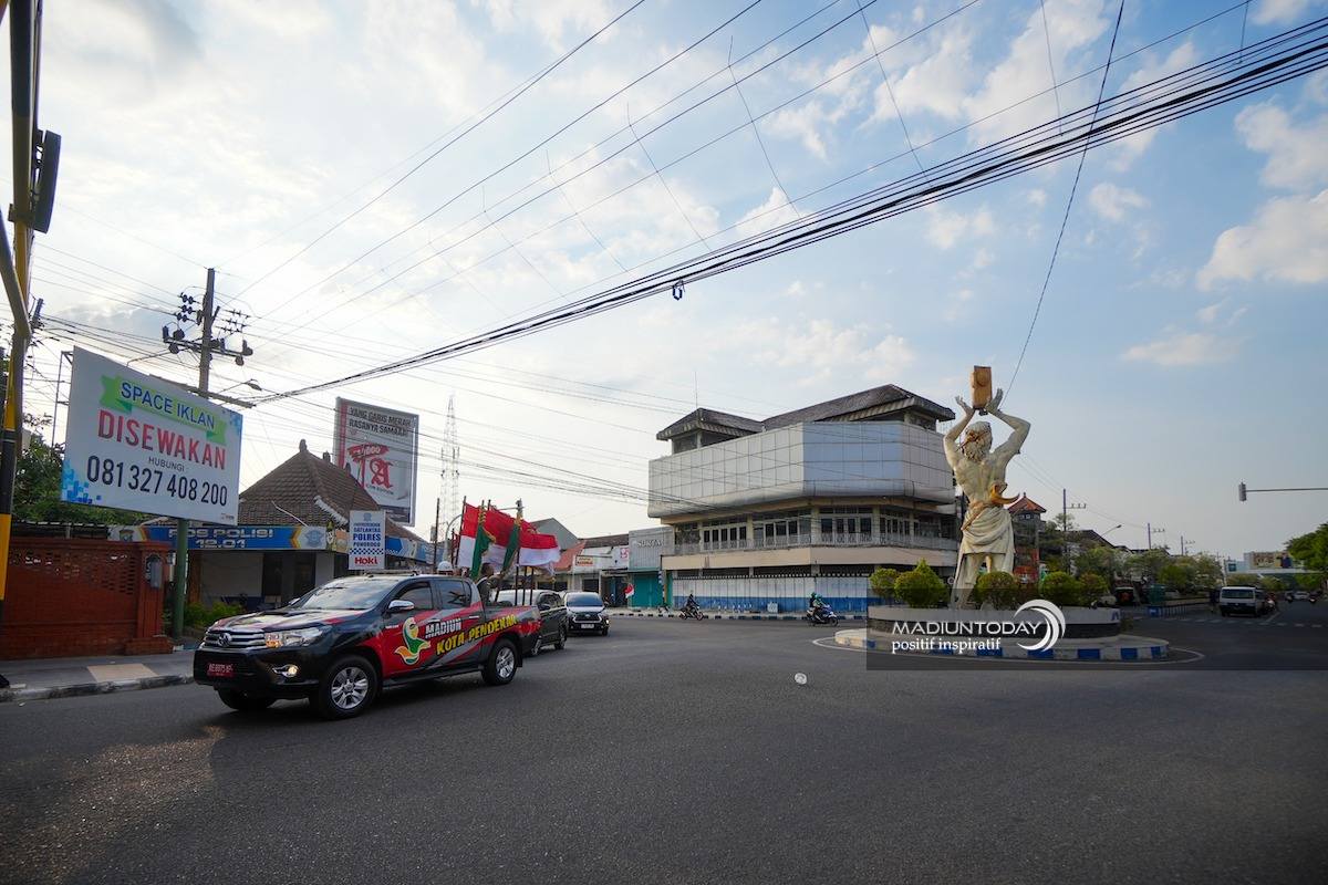 Foto 5 dari 9: Penyambutan Luar Biasa Kirab Pataka Jer Basuki Mawa Beya