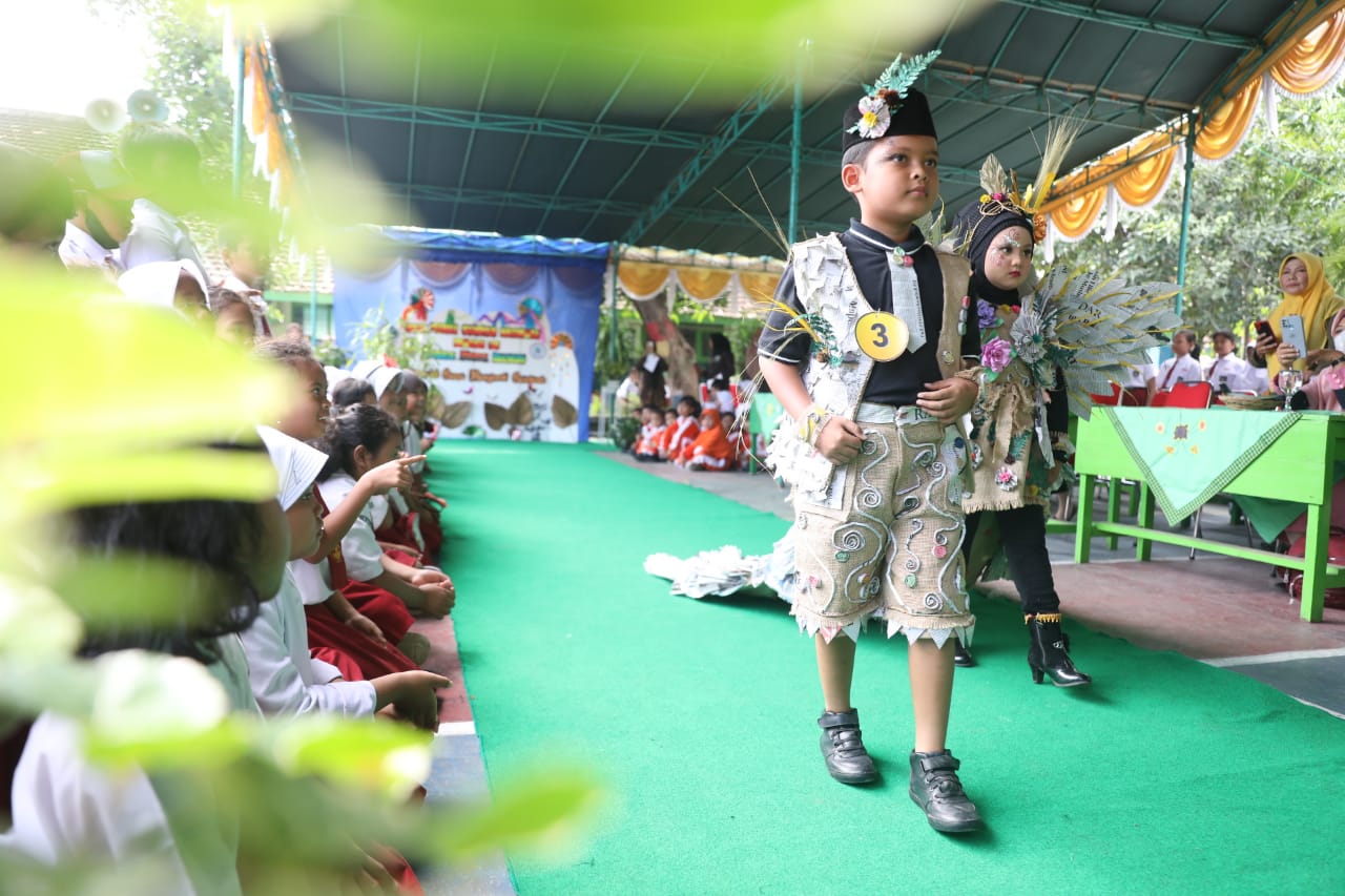 Foto 2 dari 9: Bak Peragawati, Belasan Siswa Peragakan Busana Berbahan Dasar Barang Bekas