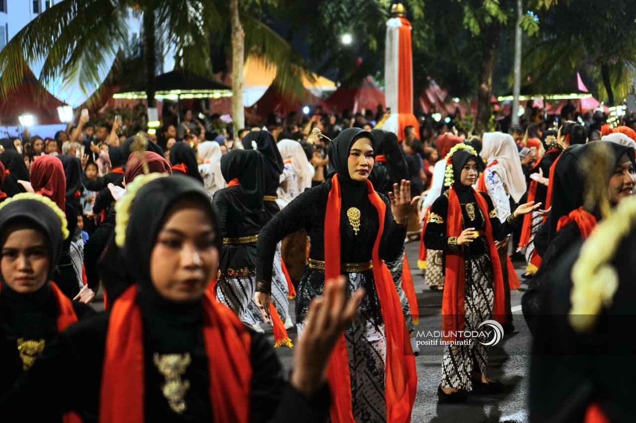 Foto 11 dari 29: 5.000 Peserta Madiun Menari Ukir Sejarah Kota, Sekaligus Jadi Bukti Cinta Masyarakat Untuk Daerahnya