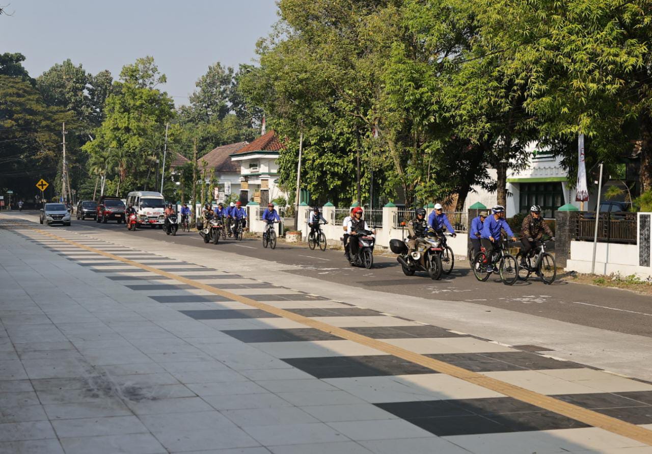 Foto 5 dari 9: Gowes Pagi, Wali Kota Cek Proyek Pembangunan Kota