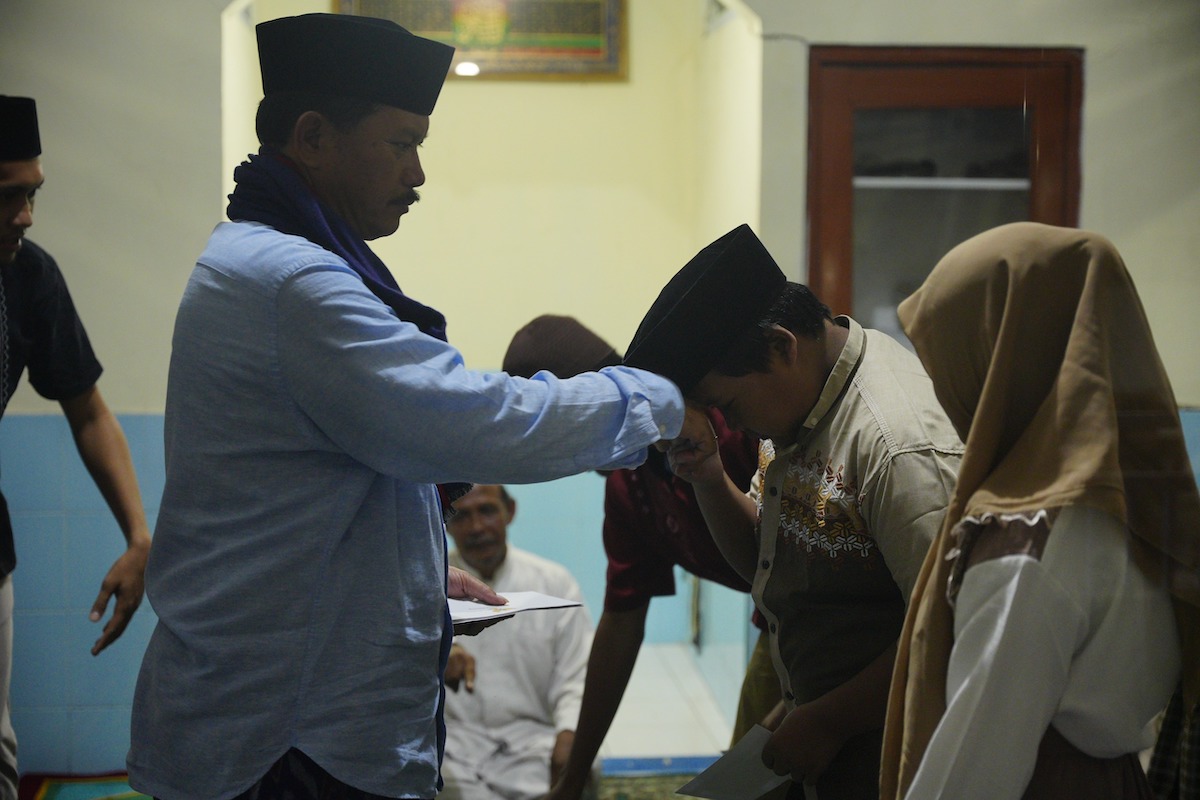 Foto 4 dari 8: Salat Isya di Masjid Reksogati, Wali Kota Salurkan Bantuan Tempat Ibadah Rp 20 Juta