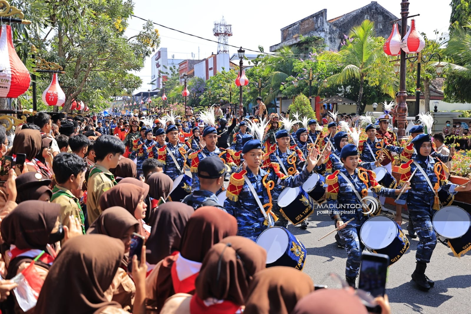 Foto 3 dari 9: Bukan Sekedar Kirab Bendera, Pataka Jer Basuki Mawa Bewa Syarat Makna