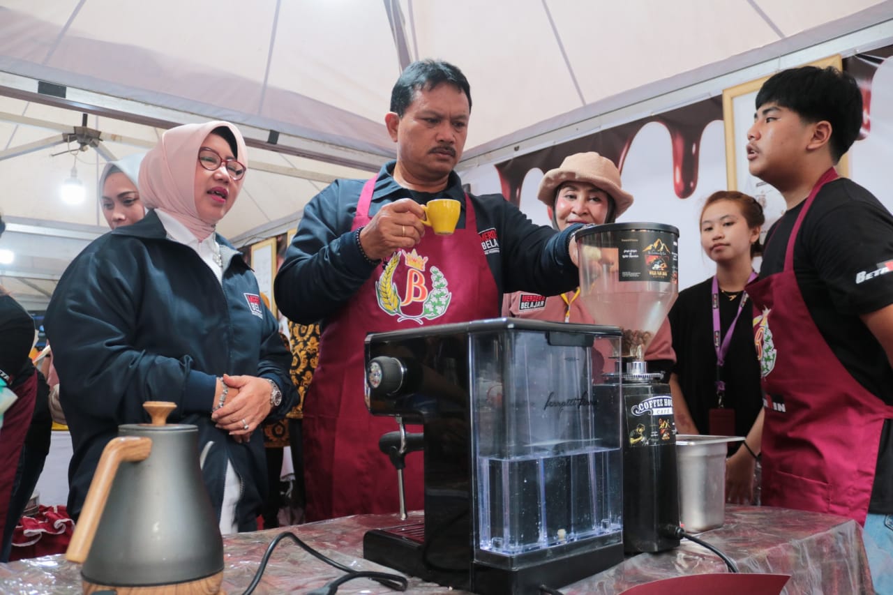 Foto 10 dari 15: Tinjau Stand Pameran dan Saksikan Gelar Kreativitas Siswa, Wali Kota Harap Potensi Siswa Tersalurkan