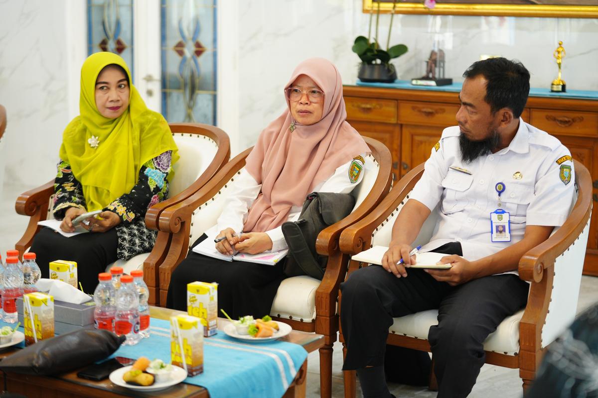 Foto 5 dari 8: Pj. Wali Kota Terima Audiensi Dari Bulog, Bahas Stabilitas Pangan dan Pengenalan Produk