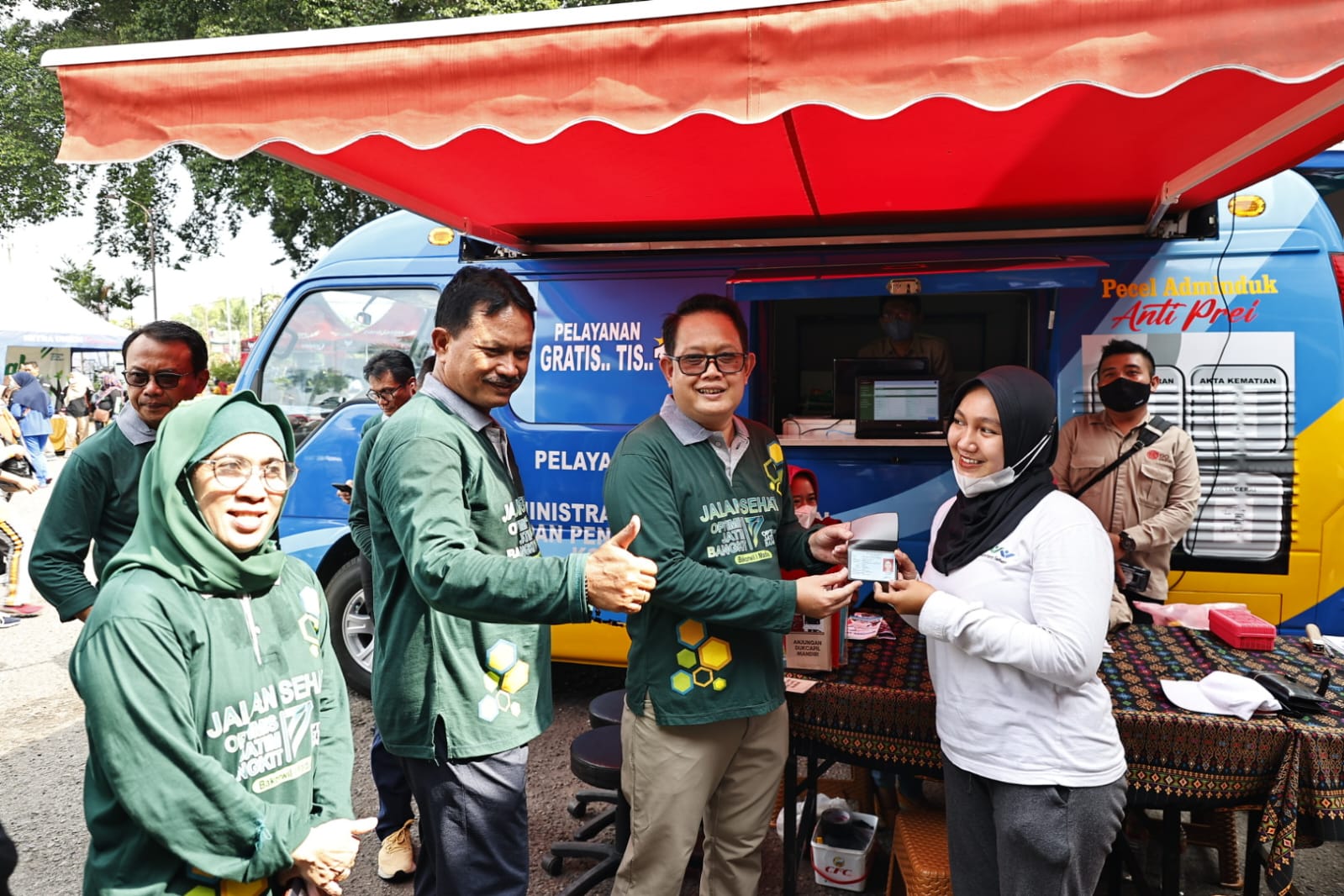 Foto 2 dari 10: Hadiri Jalan Sehat Gubernur Jatim, Wali Kota Apresiasi Antusiasme Warga