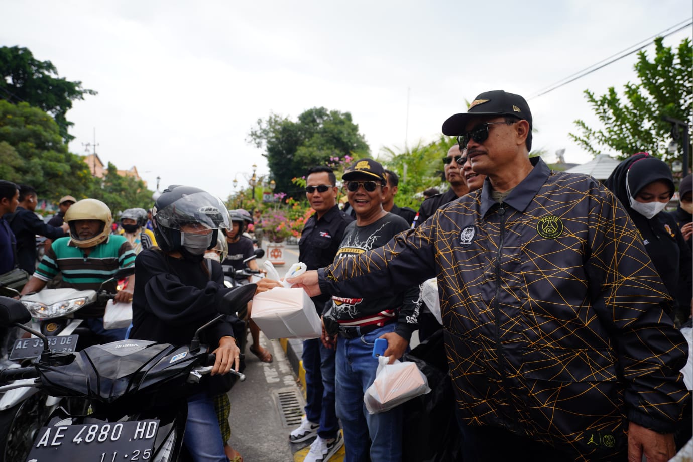 Foto 6 dari 10: Hadiri Giat Berbagi Takjil Komunitas Pajero, Wali Kota Apresiasi Kepedulian Komunitas untuk Sesama