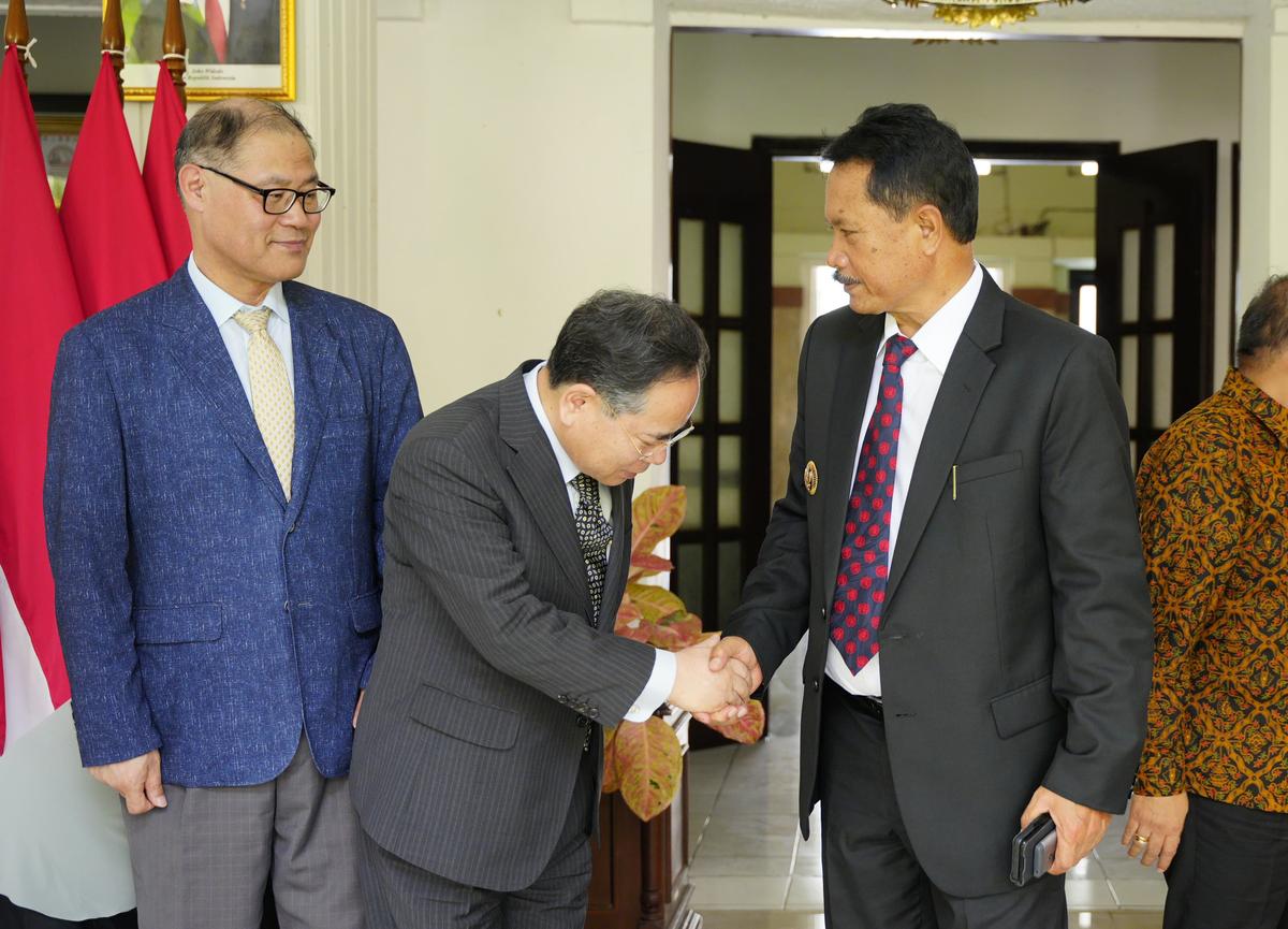 Foto utama berita: Jalin Kerja Sama dengan Investor dari Korea, Wali Kota: Ada Program Pelatihan Untuk Anak-anak Muda ke Sana