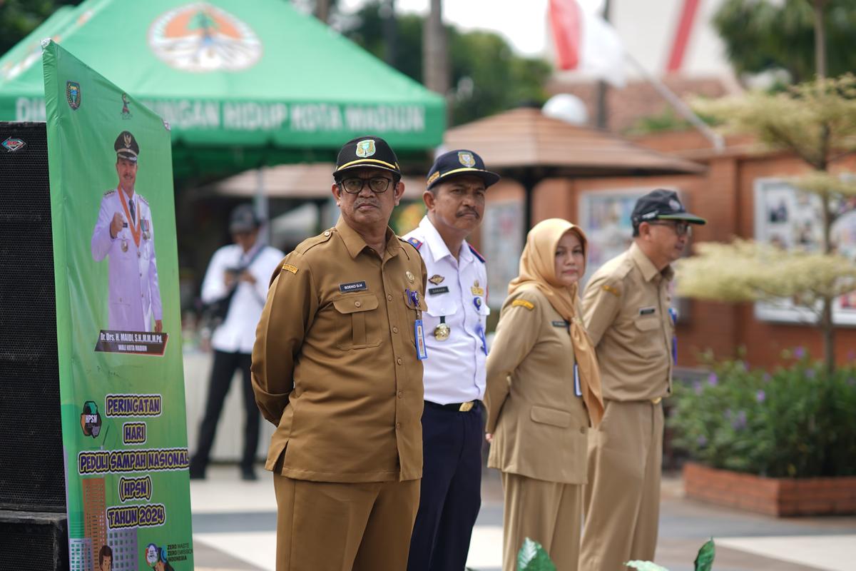 Foto 7 dari 9: Apel Peringatan Hari Peduli Sampah Nasional, Wali Kota: Petugas Sampah Itu Pahlawan Lingkungan