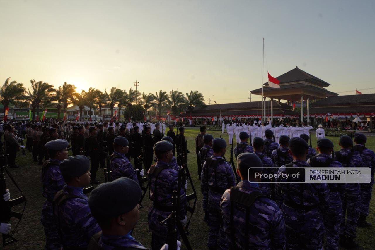 Foto 2 dari 9: Upacara Penurunan Bendera Berlangsung Khidmat, Peserta Kenakan Pakaian Adat
