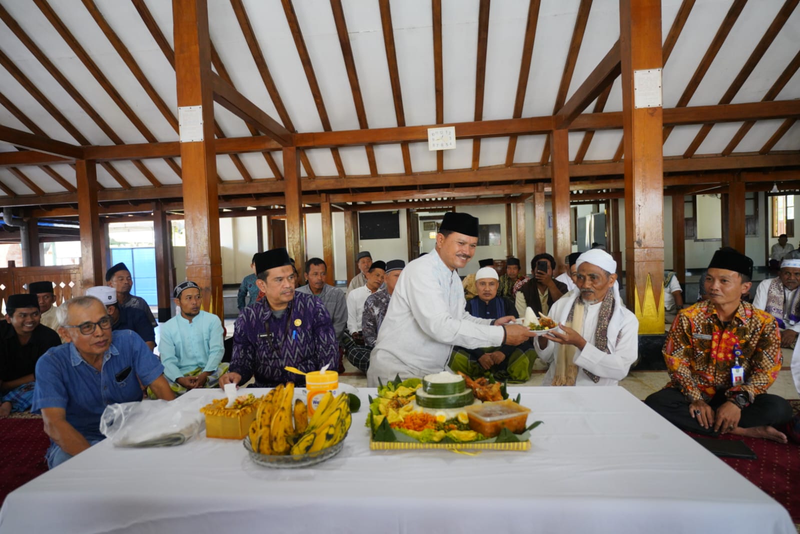 Foto 3 dari 5: Salat Jumat di Masjid Kuno Kuncen, Wali Kota Juga Lakukan Peletakan Batu Pertama Pembangunan Menara