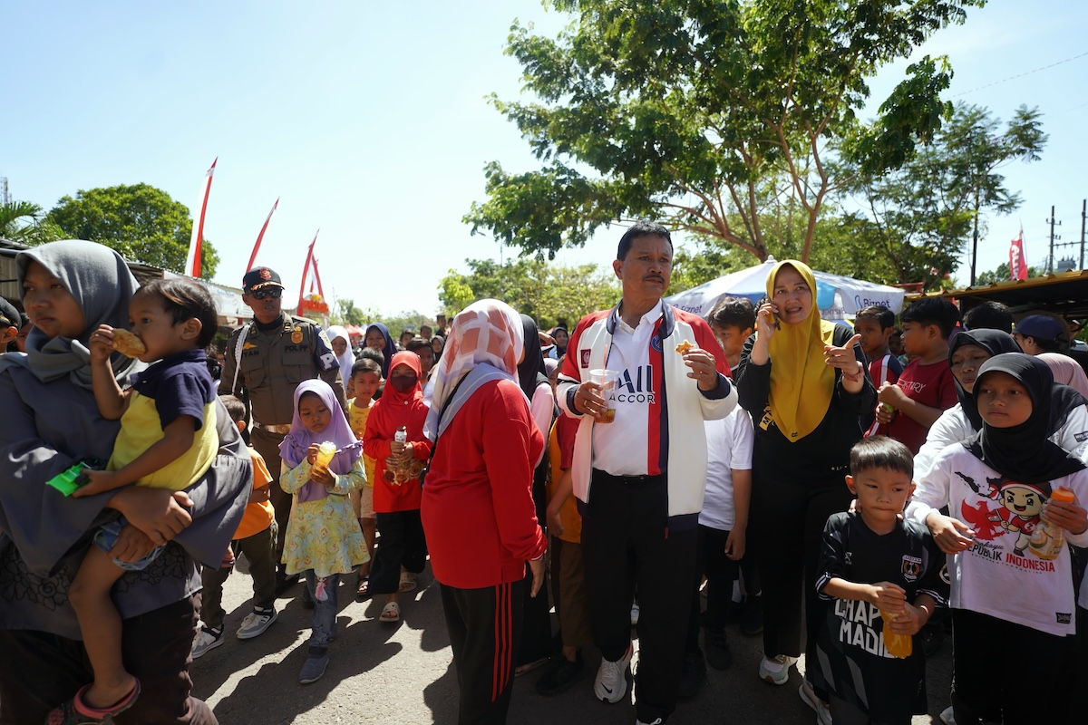 Foto 6 dari 9: Hore dapat Traktiran dari Pak Wali