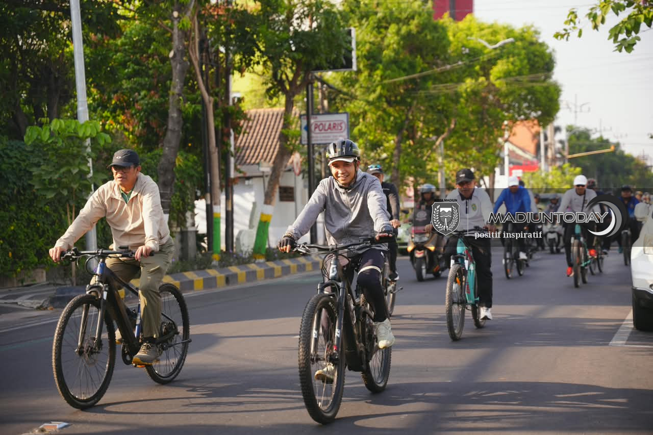 Foto 7 dari 16: Gowes Keliling Kota, Plt Wali Kota Madiun Pantau Kebersihan hingga Kondisi Sekolah