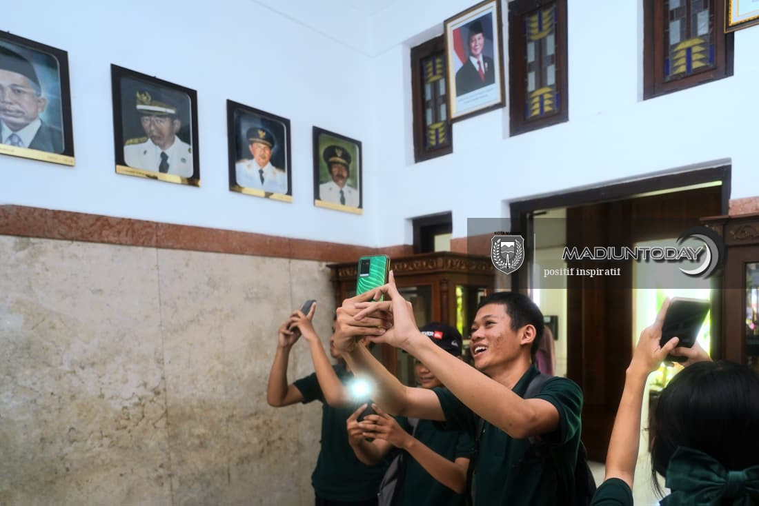 Foto 13 dari 13: Wisata Heritage Jadi Ruang Belajar, Sejarah Kota Madiun Dikenalkan Langsung di Lapangan