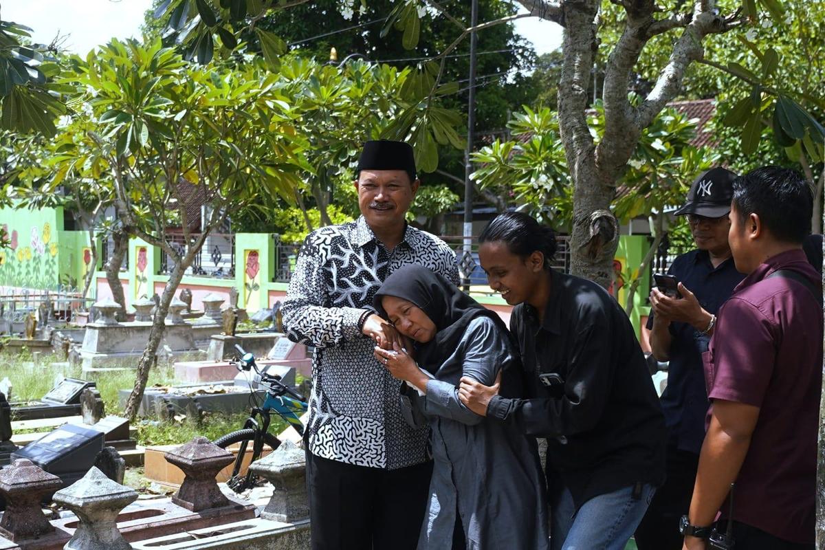 Foto 8 dari 9: Guru Besar Persaudaraan Rasa Tunggal Berpulang, Wali Kota Turut Mengantarkan Sampai Peristirahatan Terakhir
