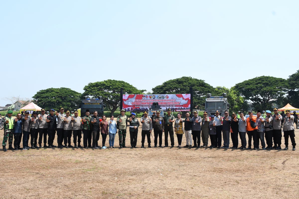 Foto 8 dari 9: Saksikan Simulasi Sispamkota, Sekda Harap Konduktivitas Kota Tetap Terjaga Selama Pemilu 2024