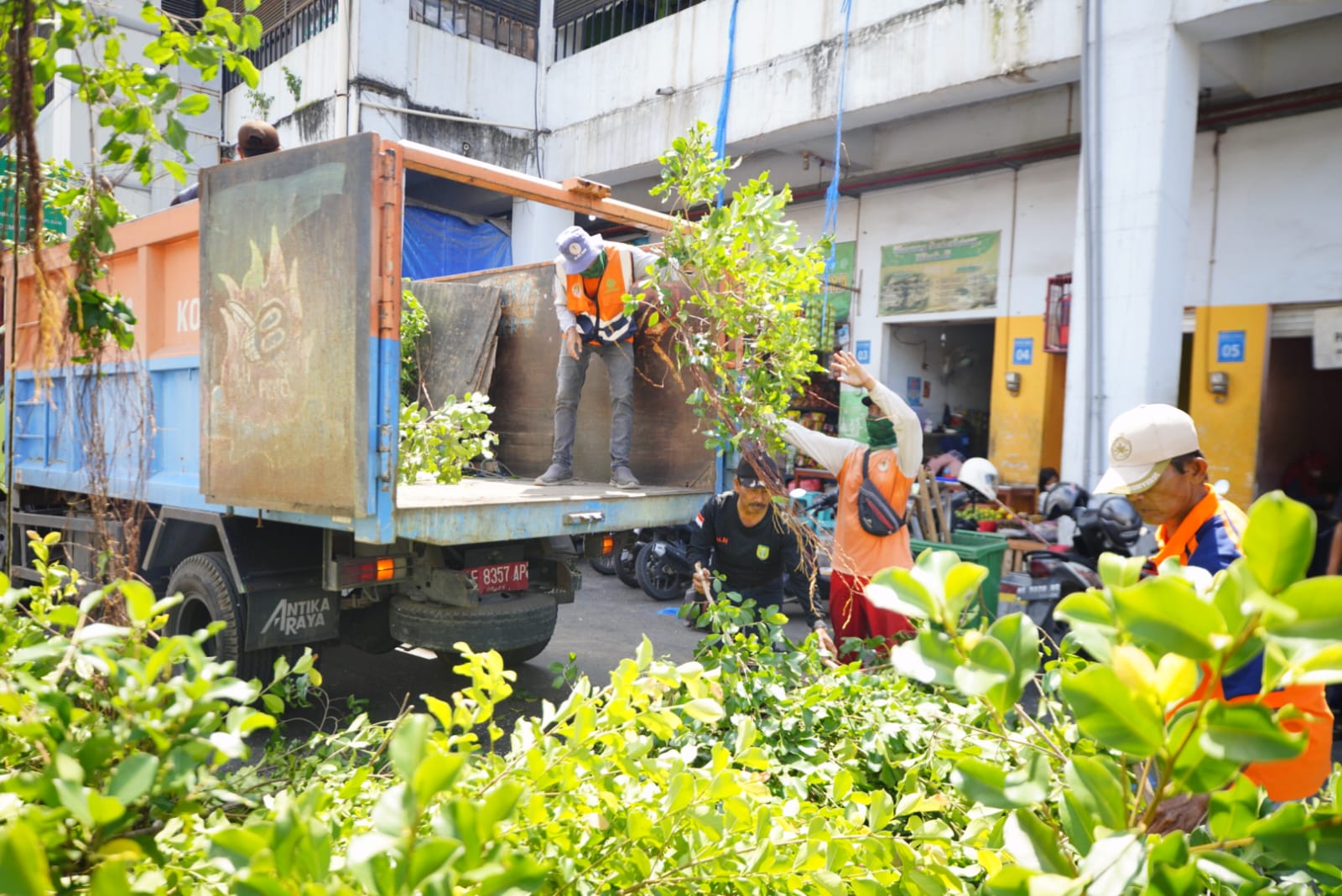 Foto 3 dari 7: Tingkatkan Kenyamanan Pengunjung, Wali Kota Gelar Kerja Bakti Di Pasar Besar