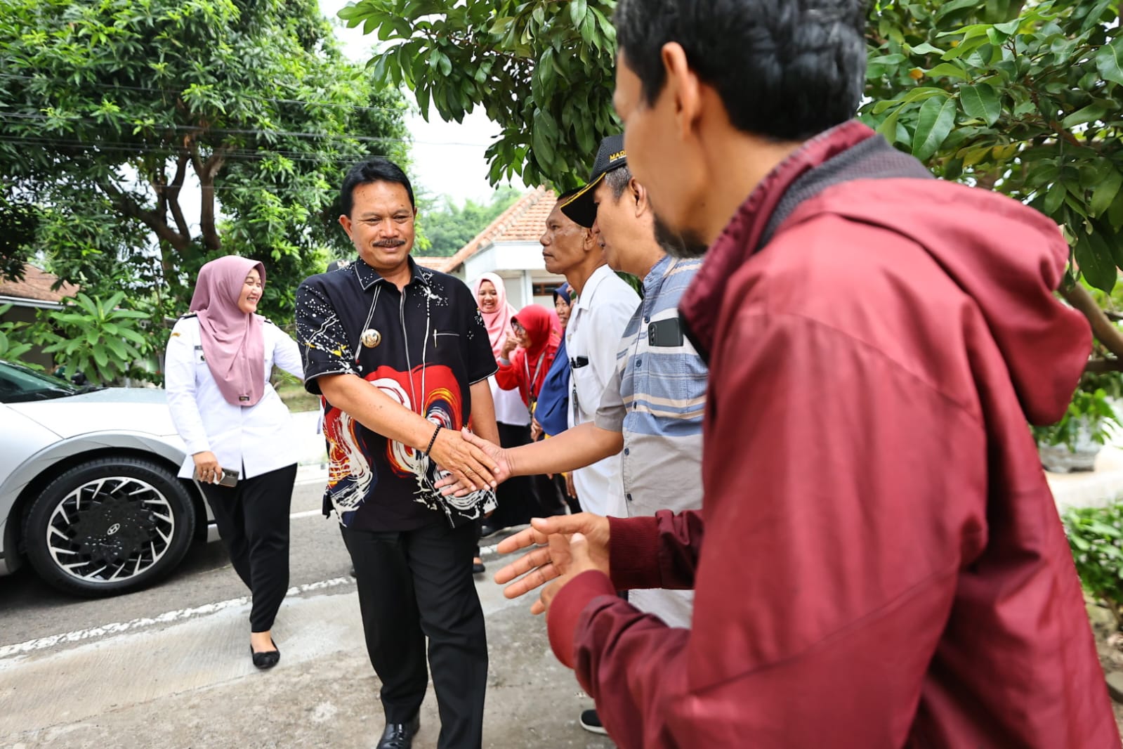 Foto 3 dari 6: Tinjau Keluarga Disabilitas di Patihan, Wali Kota Serahkan Bantuan Laptop dan Beri Santunan Lansia Ngebrok Rp 2 Juta