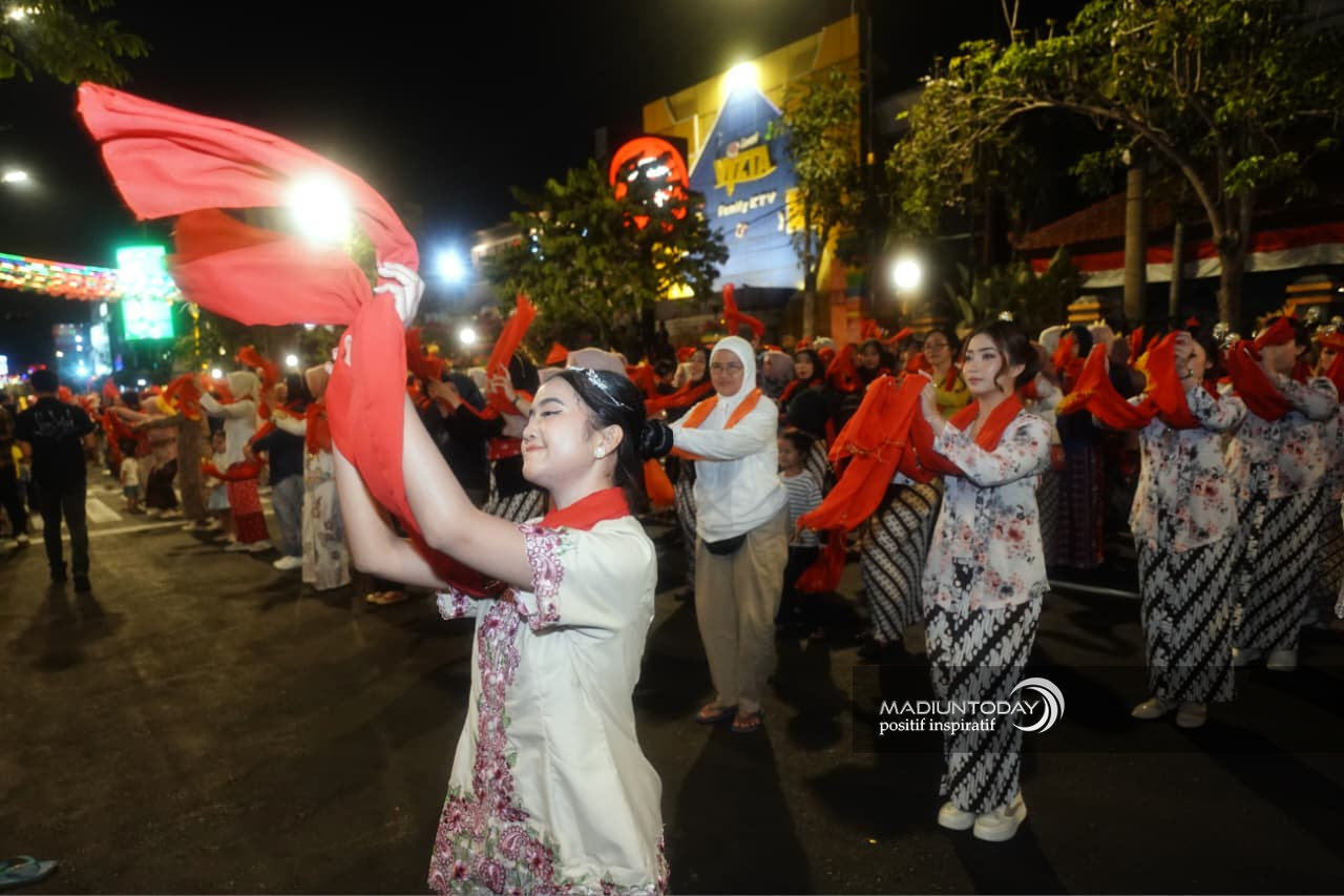 Foto 16 dari 29: 5.000 Peserta Madiun Menari Ukir Sejarah Kota, Sekaligus Jadi Bukti Cinta Masyarakat Untuk Daerahnya