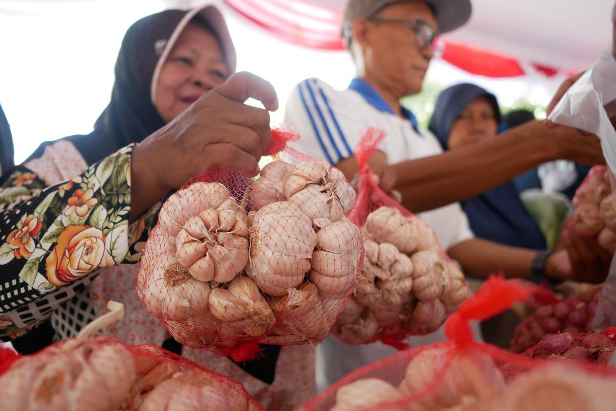 Foto 5 dari 19: Stabilisasi Harga Dan Stok Bahan Pangan, Pemprov Jatim - Pemkot Madiun Hadirkan Gerakan Pangan Murah