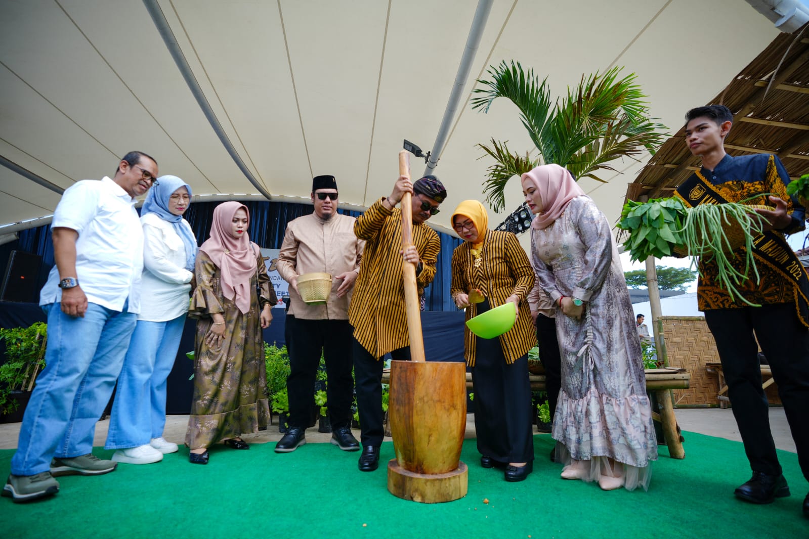 Foto 3 dari 10: Pecel Madiun Dinobatkan Mendikbud Sebagai Warisan Budaya Tak Benda Indonesia