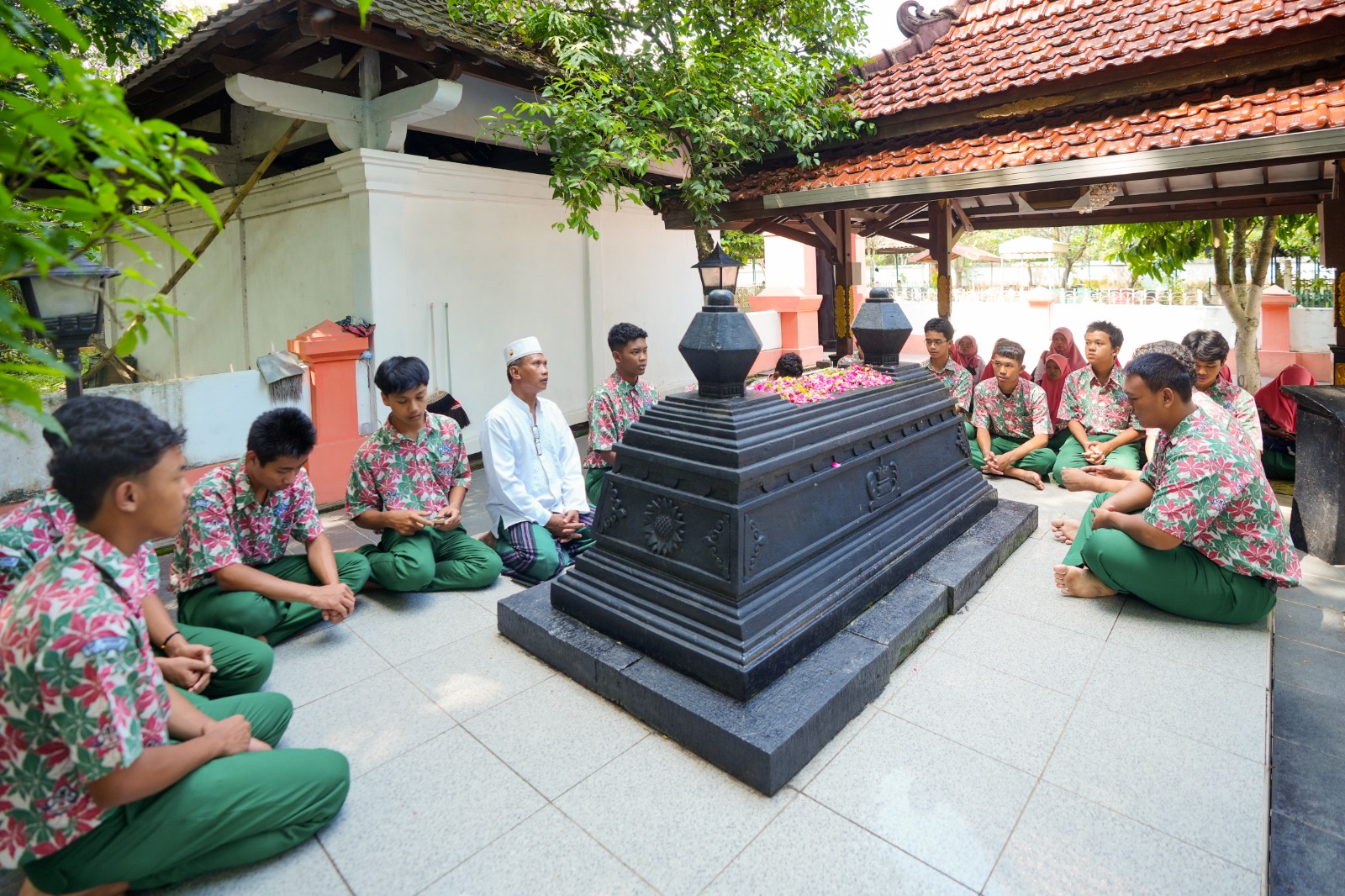 Foto 1 dari 9: Belajar Sekaligus Tumbuhkan Rasa Cinta Kota, Siswa SMKN 5 Gelar ODL di Situs Bersejarah Kota Pendekar