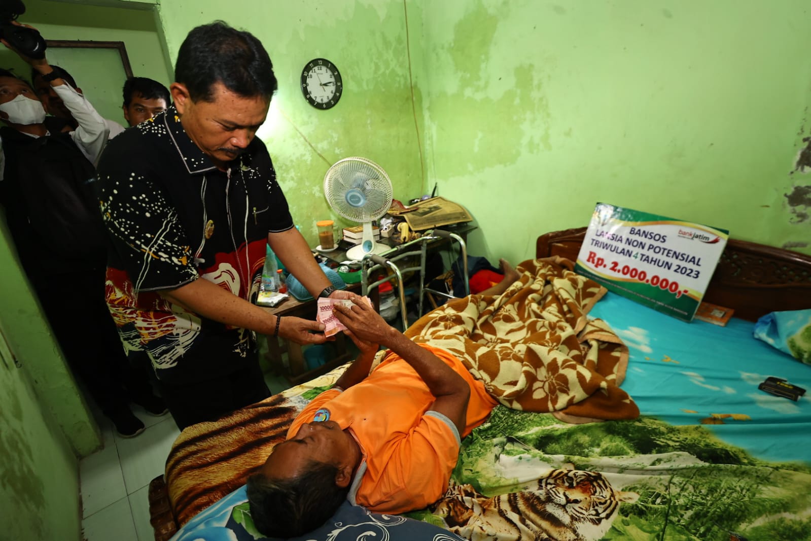 Foto 1 dari 6: Tinjau Keluarga Disabilitas di Patihan, Wali Kota Serahkan Bantuan Laptop dan Beri Santunan Lansia Ngebrok Rp 2 Juta