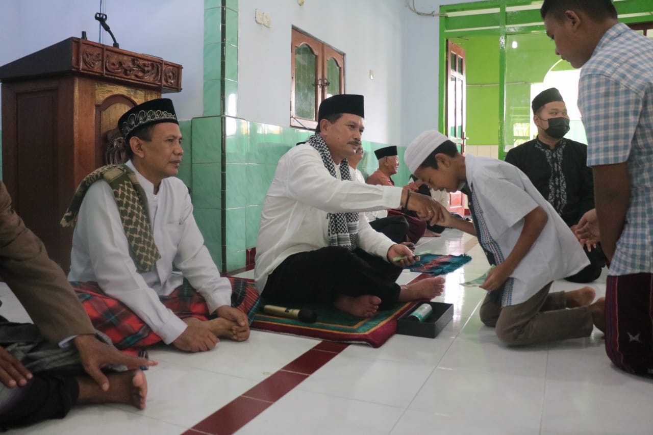 Foto 9 dari 10: Salat Jum’at di Masjid Ar-Rohman, Wali Kota Persilahkan Jamaah Sampaikan Usulan