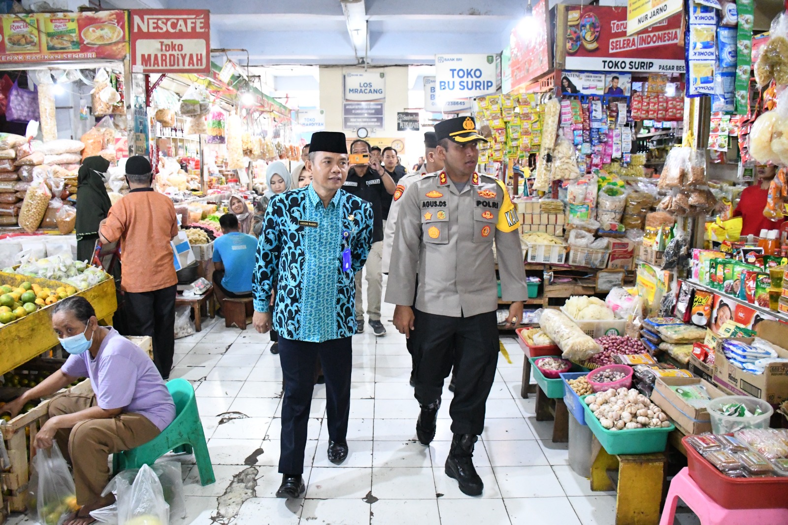 Foto 4 dari 5: Pastikan Stok Dan Harga Sembako Aman, Polresta Gelar Sidak Di PBM